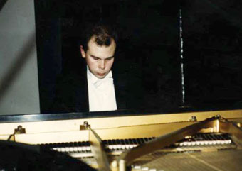 Андрей Никольский за роялем